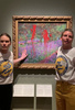 スウェーデンの首都ストックホルムの国立美術館で、クロード・モネの絵画「ジベルニーのモネの庭」に塗料を塗りつけた活動家。環境団体「Aterstall Vatmarker」が公開した動画より（2023年6月14日公開）。(c)AFP PHOTO / ATERSTALL VATMARKER 