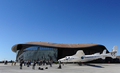 米ニューメキシコ（New Mexico）州に完成した宇宙旅行会社「ヴァージン・ギャラクティック（Virgin Galactic）」の宇宙船発着基地「スペースポート・アメリカ（Spaceport America）」の機体格納庫前で公開された双胴型飛行機「ホワイトナイト・ツー（WhiteKnightTwo）」と有人宇宙船「スペースシップ・ツー（SpaceShipTwo）」（2011年10月17日撮影）。(c)AFP/Frederic J. BROWN

&lt;a href=&quot;http://www.afpbb.com/article/environment-science-it/science-technology/2835891/7948037&quot;&gt;&lt;b&gt;この記事の本文を読む&lt;/b&gt;&lt;/a&gt;