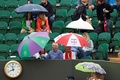 テニス、ウィンブルドン選手権。傘をさす観客（2021年6月28日撮影）。(c)Adrian DENNIS / AFP