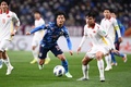 2022年サッカーW杯カタール大会アジア最終予選グループB、日本対ベトナム。相手選手とボールを競る旗手怜央（中央左、2022年3月29日撮影）。(c)Charly TRIBALLEAU / AFP