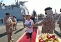 スーダンから脱出し、サウジアラビア・ジッダに到着した市民らを出迎えるサウジ兵士。国営サウジ通信提供（2022年4月22日提供）。(c)AFP PHOTO / HO / SPA