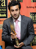 バンコク（Bangkok）で開催された「国際インド映画アカデミー賞（International Indian Film Academy Awards、IIFA）」受賞式で最優秀新人賞（Best Debutant Actor Award）を受賞した、インド人俳優Ranbir Kapoor（2008年6月8日撮影）。(c)AFP/PORNCHAI KITTIWONGSAKUL