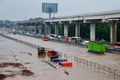 冠水したインドネシアの首都ジャカルタ近郊の有料道路に取り残された車両（2020年2月25日撮影）。(c)REZAS / AFP