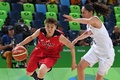 リオデジャネイロ五輪、バスケットボール女子準々決勝、米国対日本。米国のスー・バード（右）のマークを受ける栗原三佳（2016年8月16日撮影）。(c)AFP/Mark RALSTON