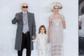 フランス・パリ市内で発表された「シャネル（CHANEL）」14年春夏オートクチュールコレクションのフィナーレに登場した（左から）デザイナーのカール・ラガーフェルド（Karl Lagerfeld）、カールの名づけ子のハドソン・クローニング（Hudson Kroenig）、モデルのカーラ・デルヴィーニュ（Cara Delevingne、2014年1月21日撮影）。(c)AFP/PATRICK KOVARIK