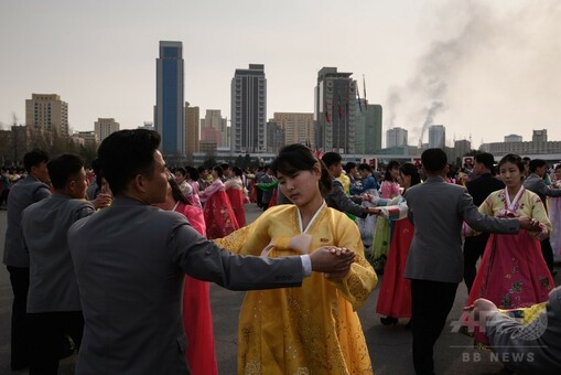 北朝鮮で集団ダンス、故金正日氏の委員長就任25周年祝い 写真17枚 国際
