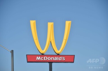 マクドナルド看板がくるり！ 女性デーで「W」に 米カリフォルニア 写真
