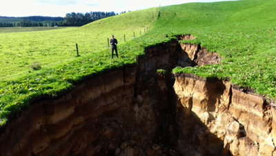 長さ200メートルの巨大地割れ、牧場に突如出現 NZ 写真3枚 国際