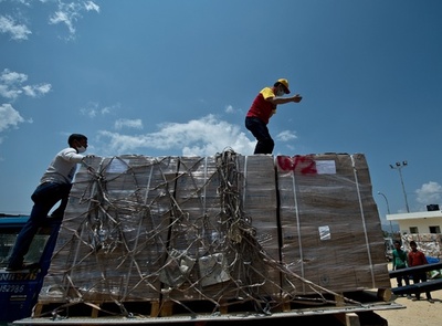 ネパール地震の救援物資、「お役所仕事」で輸送遅れる