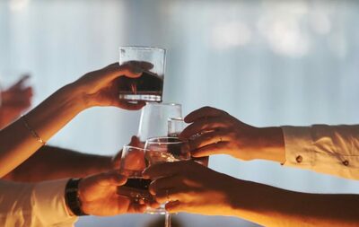 韓国企業の会食・女性社員と「腕組み酒」、肩組みも…役員に二審も無罪