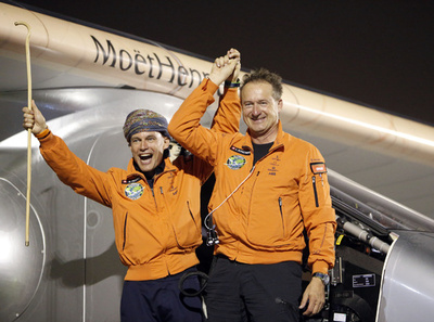 史上初の世界一周目指すソーラー飛行機、最初の目的地に無事着陸