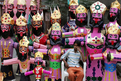 「魔王」を燃やすヒンズー教の祭り