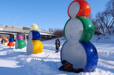 川が凍ったスケートリンク、全長最大8キロ超 アートやグルメも カナダ・ウィニペグ