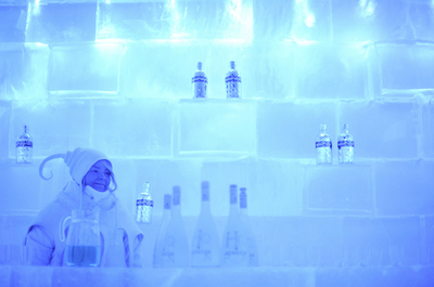 サンタの故郷ラップランドのアイスバー、店内は全部氷