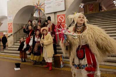 地下鉄駅構内で「キリストの降誕場面」 キーウのクリスマス