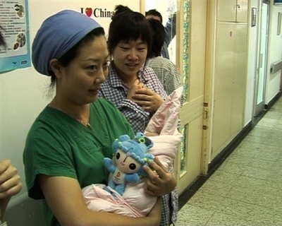 【動画】北京五輪が開幕した8日、市内では結婚＆出産ラッシュ