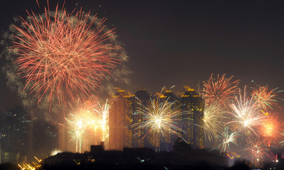 花火に龍舞、各地で春節祝う