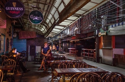 国王死去のタイ、服喪で歓楽街を強制早じまい 兵士ら見回り