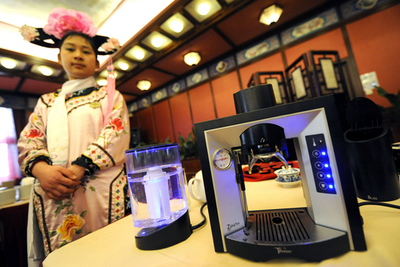 お茶も手軽に本格派、「ネスプレッソ」開発者が「ティープレッソ」発表