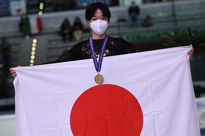 鍵山優真に金メダル授与 イタリア杯で表彰式