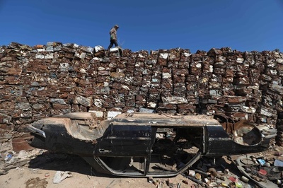 【今日の1枚】解体車両でできた壁、2年で高くそびえる シリア