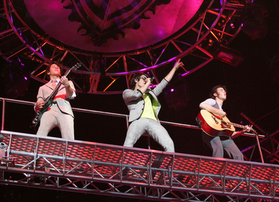 ジョナス・ブラザーズ、「Burning Up Tour」を開始