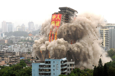 100メートル超の集合住宅、爆破で解体 中国