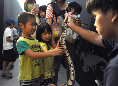 「さわってみる？」気持ち悪い生物と触れ合い楽しむ「キモい展」