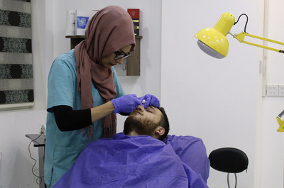 かつてのIS重要拠点モスル、美容産業が大盛況 ストレスで髪や皮膚にトラブル