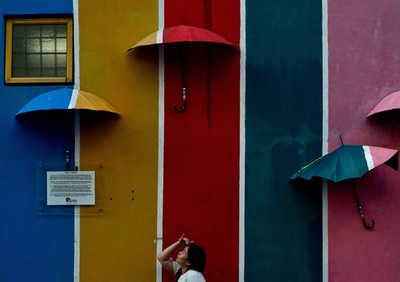 街を彩る「雨傘」、マレーシアのストリートアート