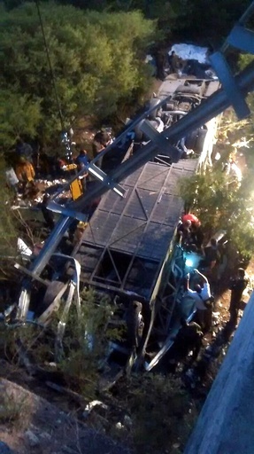 警察バスが橋から転落、43人死亡 アルゼンチン