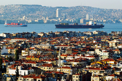 ロシア駆逐艦、トルコ漁船に警告射撃 「衝突回避のため」