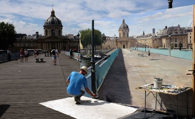 橋が2つ、本物はどっち？ 仏パリにだまし絵出現 