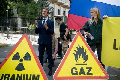 グリーンピース、マクロン氏のろう人形盗む ロシア大使館前に設置