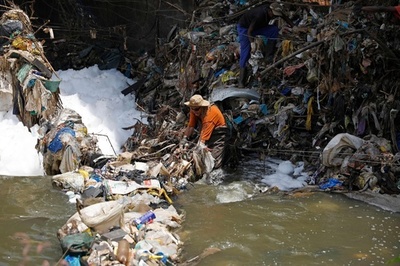 川を流れる大量のプラごみ…南アNGOの闘い