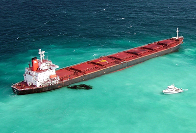 中国船座礁でサンゴ礁に3キロにわたる傷、回復に数十年