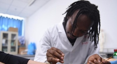 1本の針で苦しむ人を救う 病院も薬もないアフリカで貢献する中国医学