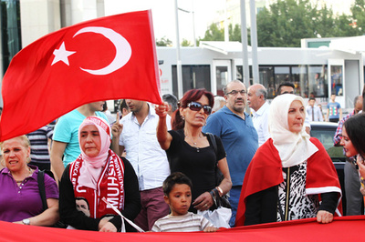 トルコ警官のミニバスに爆弾、12人死亡 PKKとの衝突激化