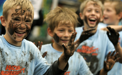 サッカーも綱引きも・・・小学生泥んこ大会、ドイツ