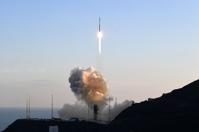 韓国、初の純国産ロケット打ち上げ 模擬衛星の軌道投入失敗
