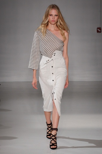 膝下丈のスカートでエレガントに、「ジル・スチュアート」15年春夏