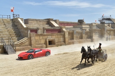 戦闘馬車vs.フェラーリ、『ベン・ハー』のレース再現 イタリア