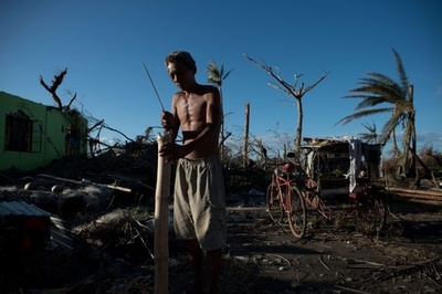 台風30号で壊滅的被害のタクロバン、徐々に秩序戻る