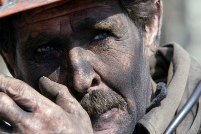 豪炭鉱で中年作業員らが「妻を知る」講義に参加