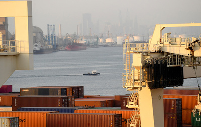 ドバイ主要港で爆発・火災 けが人なし