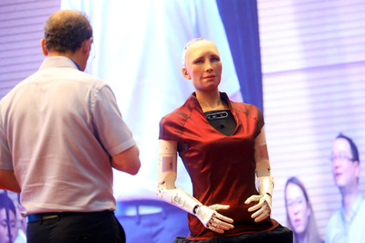 世界初のロボット市民「ソフィア」 英語スピーチコンテストで審査官に