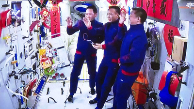 中国の宇宙ステーションでも「春聯」にギョウザ 宇宙飛行士たちの年越し