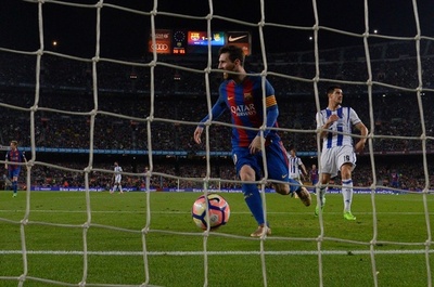 「エル・クラシコ」控えるバルサとレアルがともに勝利、点の取り合いを制す