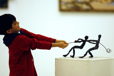 ブロンズ像と綱引きする少年、クウェート