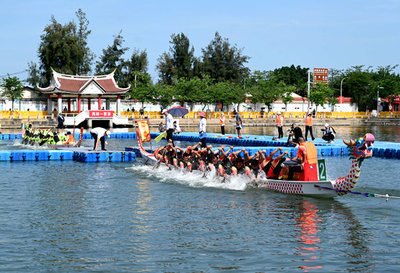 中国・アモイでドラゴンボートの綱引き大会 端午節を祝う